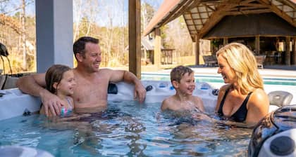 Sleeps 29 Pool Tiki Bar Hot Tub Gym Dogs Welcome