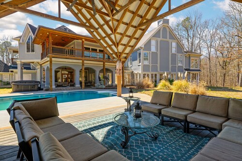 Sleeps 29 Pool Tiki Bar Hot Tub Gym Dogs Welcome
