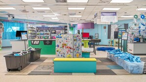 Un magasin bien éclairé, divisé en différentes sections, notamment un espace dédié à l’exposition « Pas de mystère autour des os », un espace d’exposition éducative sur les « Poulies » et un espace intitulé « Boîte d’os ».