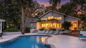 A modern house with a swimming pool, a covered patio, and a well-maintained garden. - Vacation Paradise - Private Pool Fire Pit BBQ (Hilton Head Island)