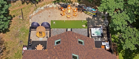 Eine Dachterrasse mit Whirlpool, Sitzgelegenheit und Kajaks.
