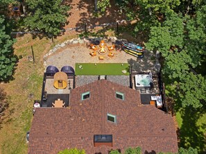 A rooftop patio with a hot tub, seating area, and kayaks. - The Ridge at Penn Estates A 4BR Pocono Retreat (East Stroudsburg)