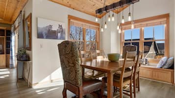 House | 5 bedrooms, high-speed internet