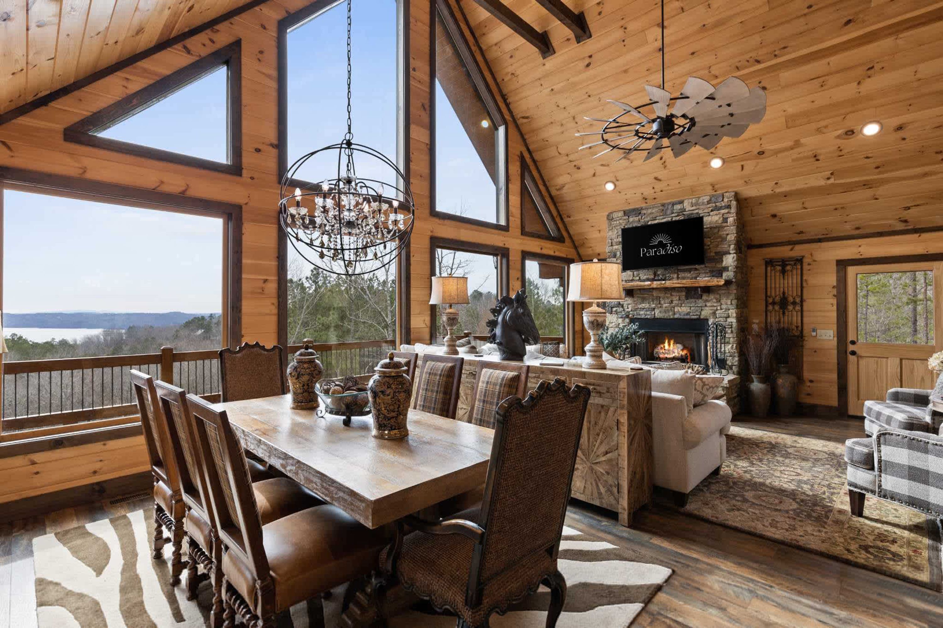 Un vaste espace de vie de style loft, doté d’une grande table à manger, de hauts plafonds et d’une cheminée.