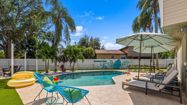 House - 4 Minutes to Beach Pool Hot Tub Game Room (Seminole)