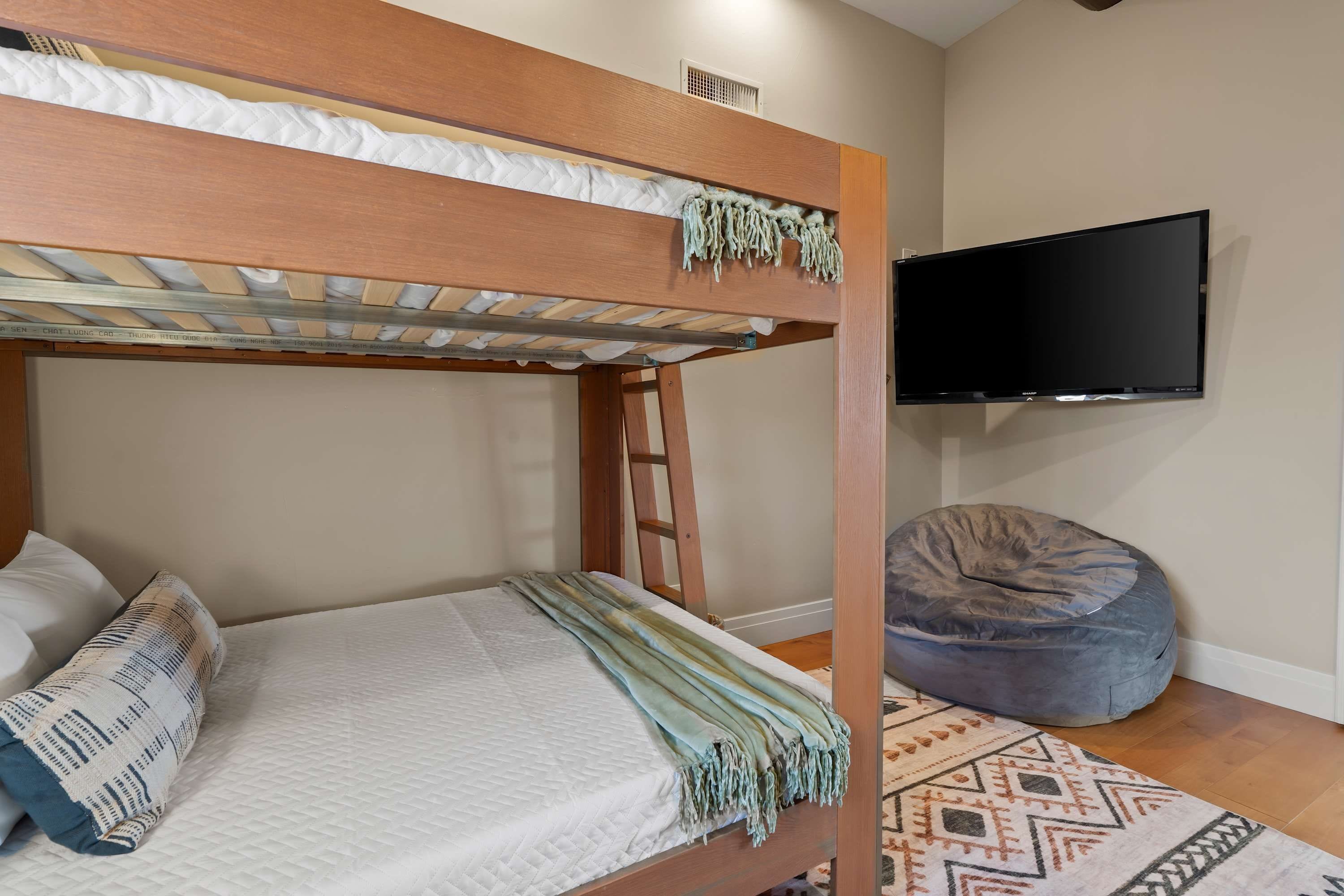 House | 5 bedrooms, high-speed internet