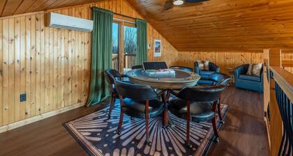 6 Br Cabin Hot Tub Fire Pit Min to Hatley Pointe