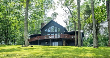6 Br Cabin Hot Tub Fire Pit Min to Hatley Pointe