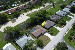 A residential area with houses, a swimming pool, and a golf course. - High Tide - 3 Br Sleeps 6 - Private Pool - Games (Naples)