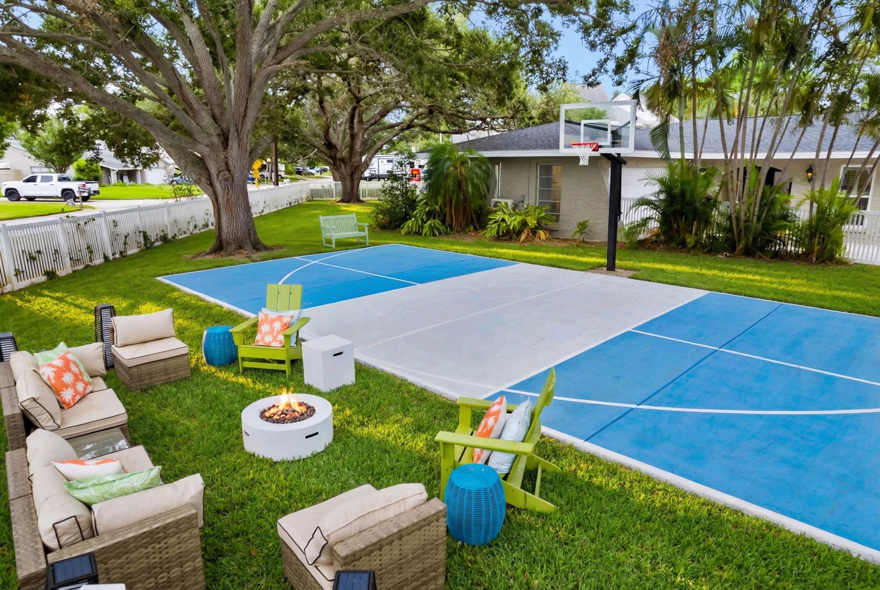 Ein Basketballplatz im Freien mit Sitzgelegenheiten und einer Feuerstelle.
