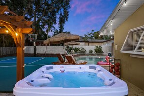 En baghave med jacuzzi, basketballbane og swimmingpool.