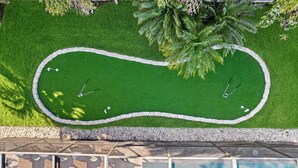 A golf course with a putting green and two flags. - Pool Fire Pit Retreat Sleeps 14 - BBQ Grill (Largo)