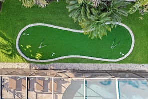 Ein Golfplatz mit Putting-Green und zwei Fahnen.