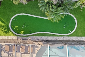 Un campo de golf con un putting green y dos banderas.