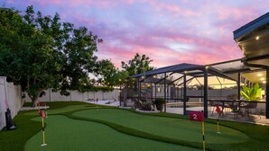 Ein Golfplatz mit einer Glaskuppel, Fahne Nummer 2 und einem Sonnenuntergangshimmel.