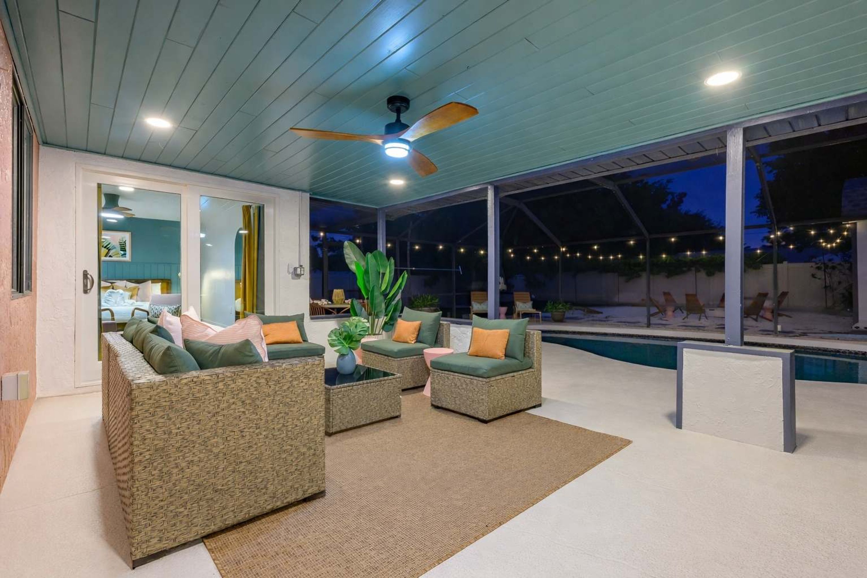 Un espace extérieur aménagé avec des meubles en osier et une piscine.