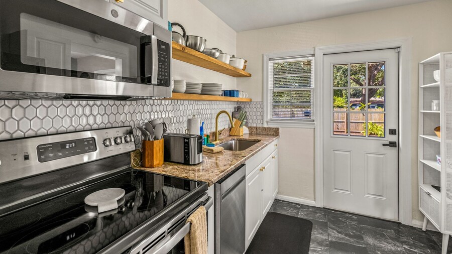 Sunny Citrus Escape Min to Midtown Dog-friendly