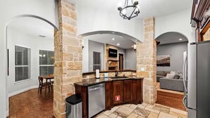6 bedrooms, high-speed internet - The Cove Heated Pool Hot Tub Lake Access (Denton)