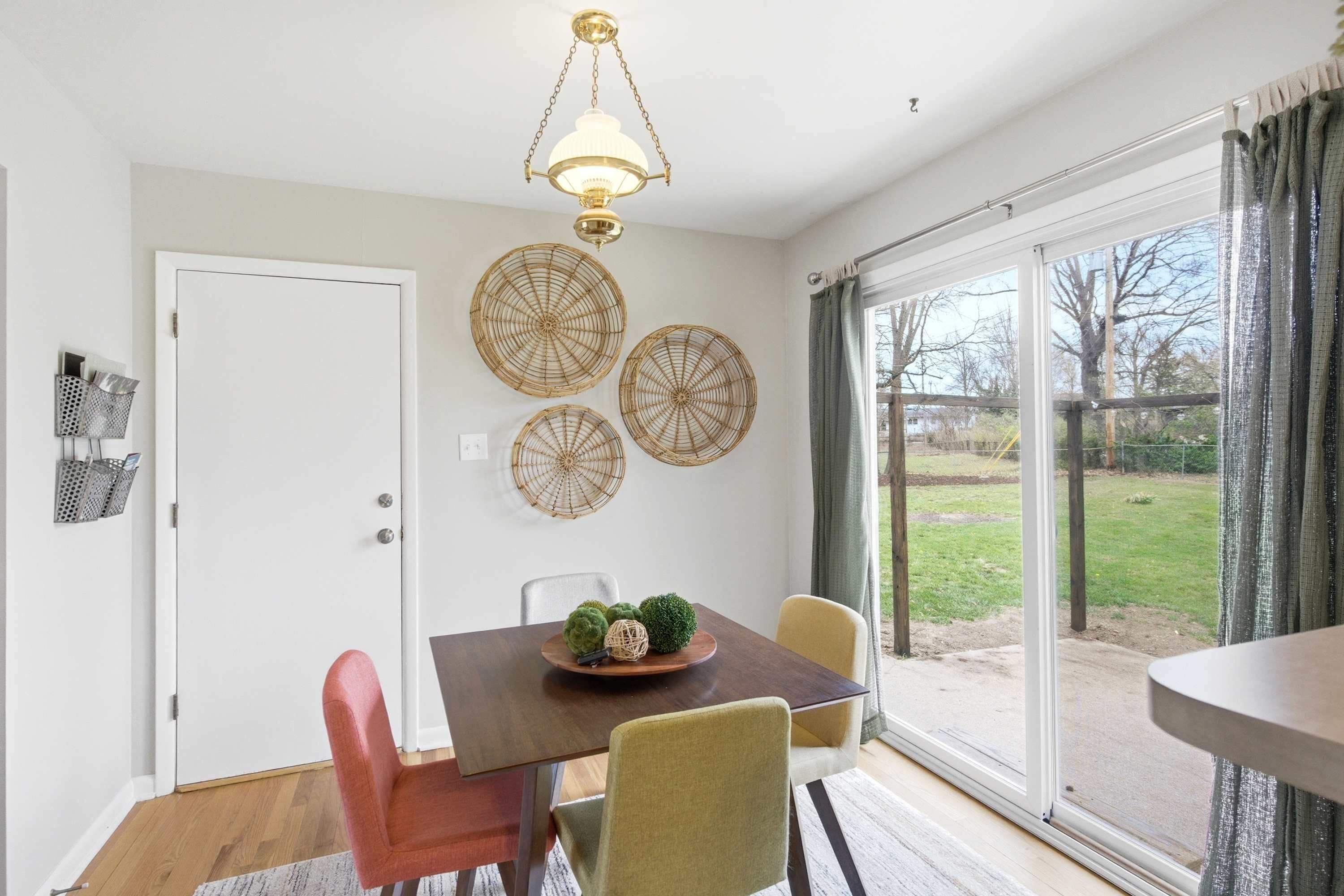 Un espace repas comprenant une table, des chaises et des éléments décoratifs muraux.