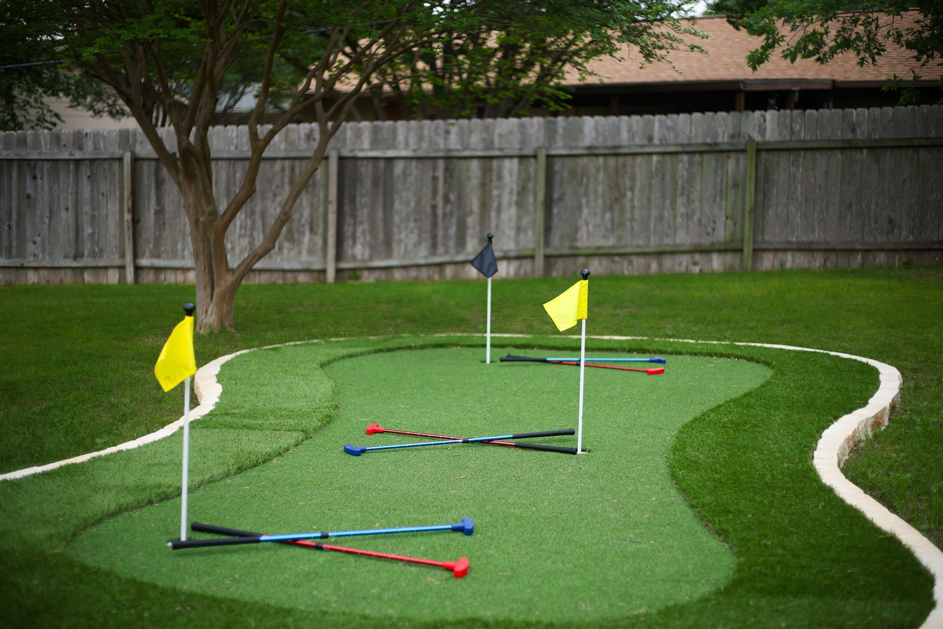 Ein Minigolfplatz mit Fahnen und Golfausrüstung.