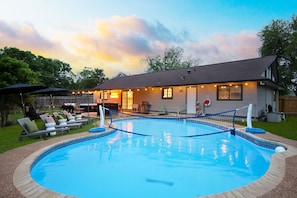 Room - Sleeps 10 - Pool - Hot Tub - Fire Pit - Playground (San Antonio)