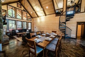 House | 5 bedrooms, Internet - Sleeps 13 Hot Tub Arcade Firepit Games (Broken Bow)