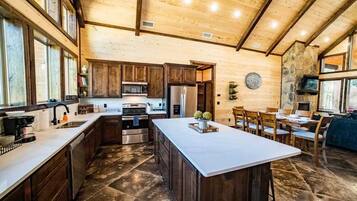 House | 5 bedrooms, high-speed internet