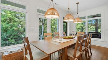 House | 5 bedrooms, high-speed internet