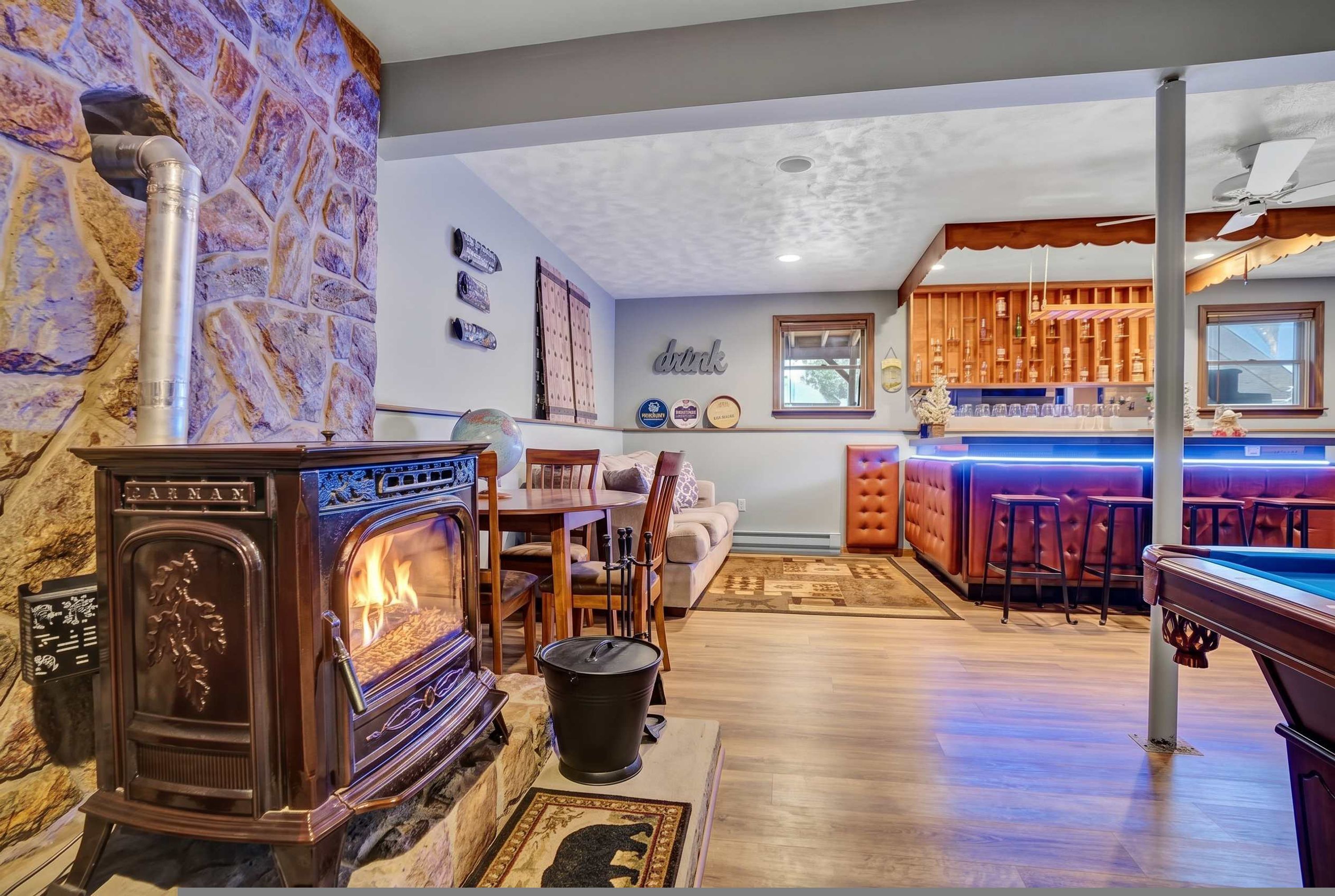 Una sala de estar acogedora con chimenea, un comedor y una zona de bar o lounge.