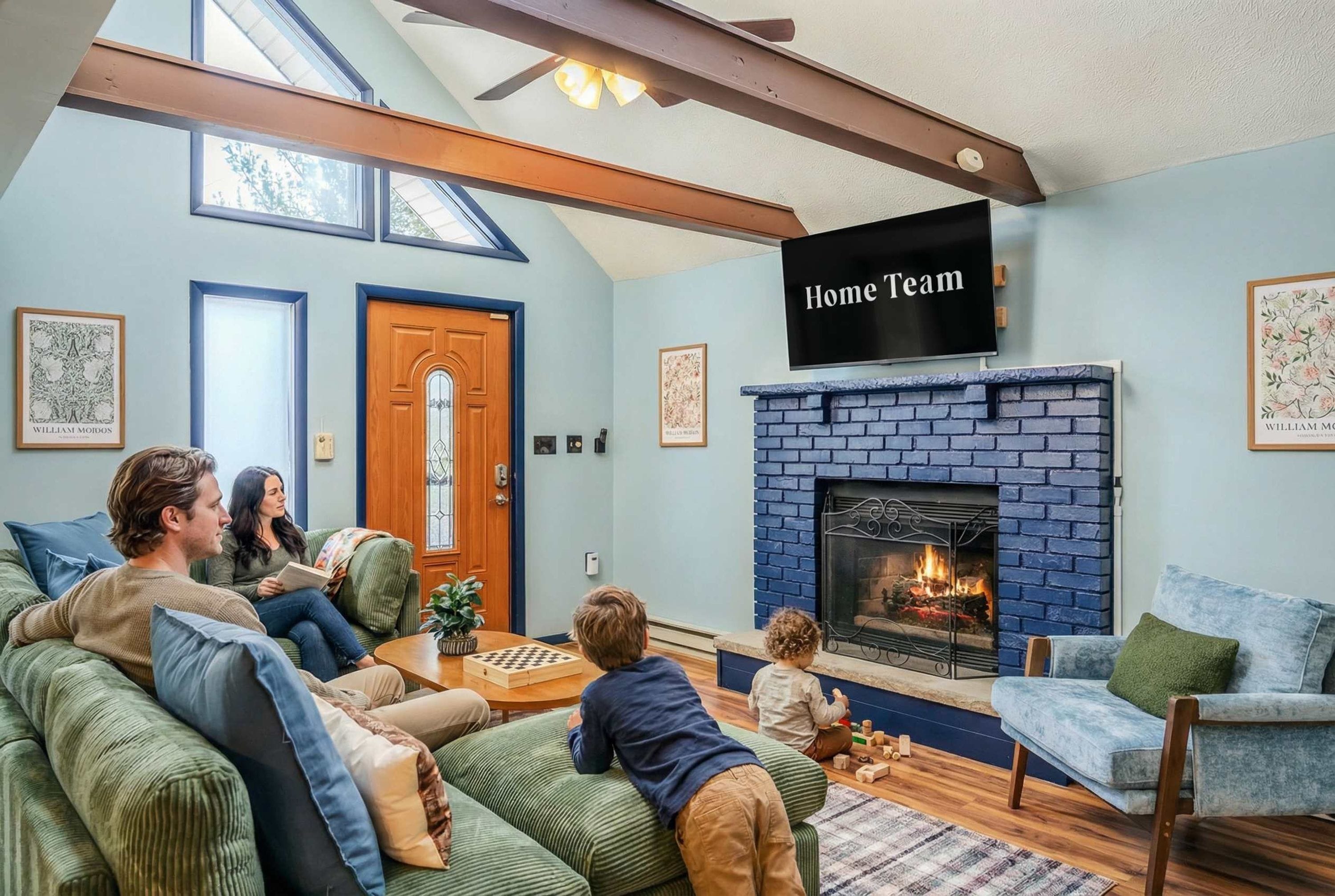 Uma sala de estar com lareira, uma família sentada num sofá e um letreiro 'Home Team' sobre a lareira.