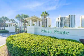 Schild für Pelican Pointe mit einer gepflegten Hecke im Vordergrund.