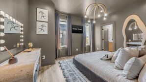 Une chambre avec un lit, une coiffeuse avec des miroirs et une pancarte sur laquelle on peut lire « Équipe locale ».