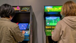 Deux bornes d’arcade, chacune dotée d’un écran affichant un jeu différent.