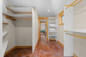 Room - Waterfront Retreat Private Beach Dock Views (Hudson)