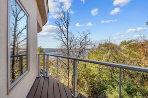 Room - Waterfront Retreat Private Beach Dock Views (Hudson)