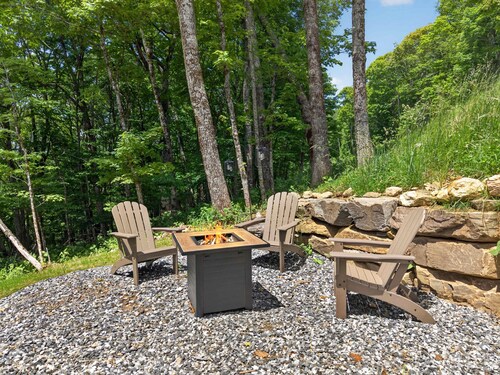 Epic Mountain Views Deck Firepit Amenities
