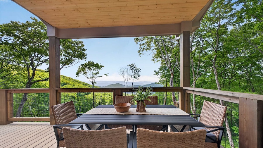Epic Mountain Views Deck Firepit Amenities