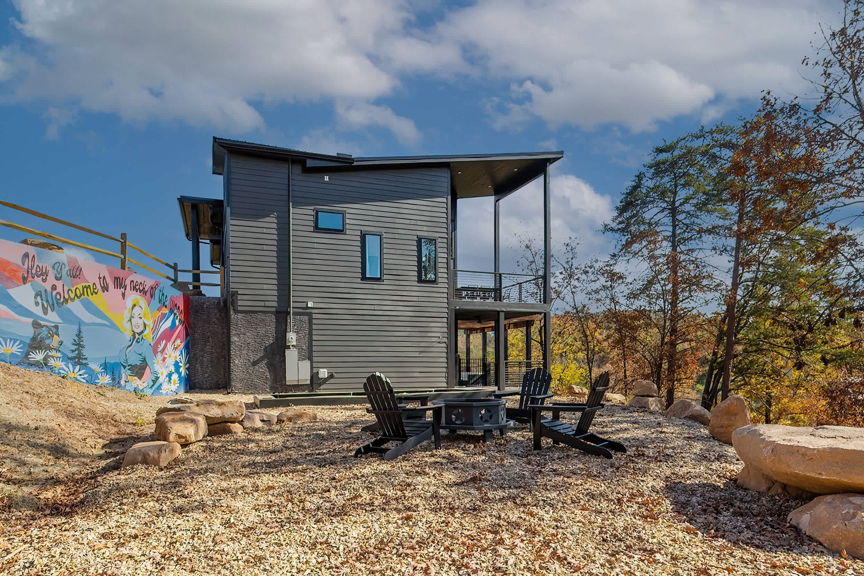 Une maison moderne à deux étages dotée d’un patio couvert.