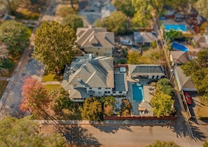 Il s’agit d’une propriété résidentielle comprenant une grande maison, une piscine et un garage.