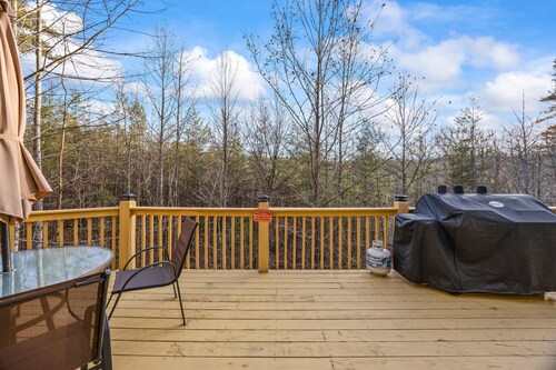 Cozy Cabin in Mountains Firepit Views Games