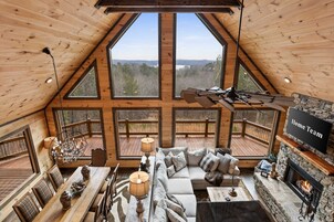 Amplio loft con tragaluces grandes, chimenea y un rincón de descanso acogedor.