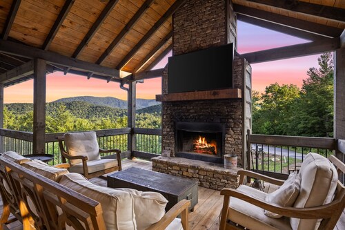 Surreal Views Outdoor Fireplace Pool Table Hot Tub