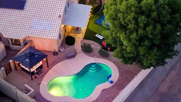 House | 5 bedrooms, high-speed internet