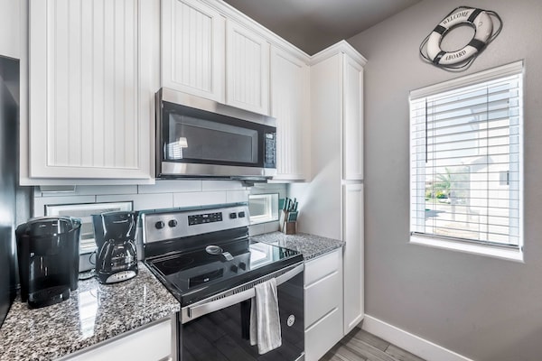 Spacious Townhouse Walk To Beach Resort Pool - Texas