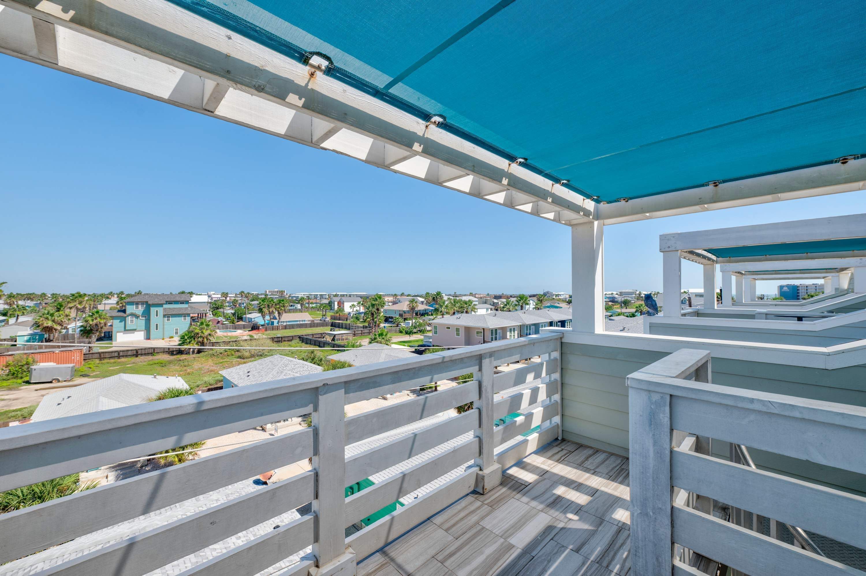 Un balcone con vista su una zona residenziale e un tratto d'acqua.