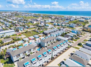 Room - Spacious Townhouse Walk to Beach Resort Pool (Port Aransas)
