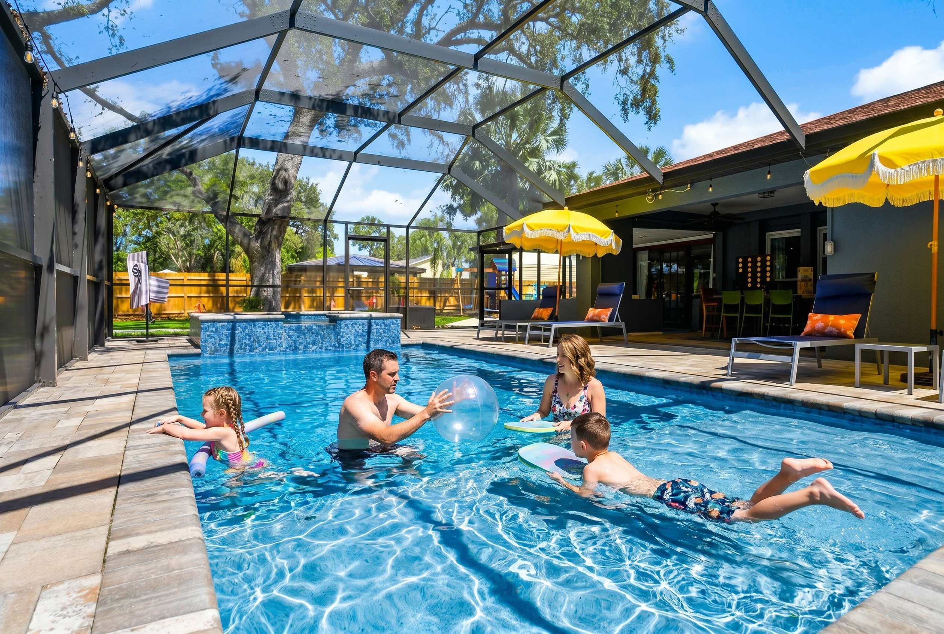 Une piscine dotée d’un espace couvert, de chaises longues et de parasols.