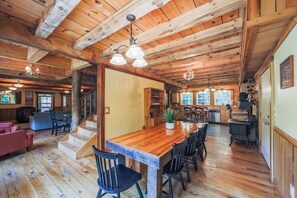 House - Sleeps 16 Hot Tub Sauna Dogs Welcome Ping Pong (Mars Hill)