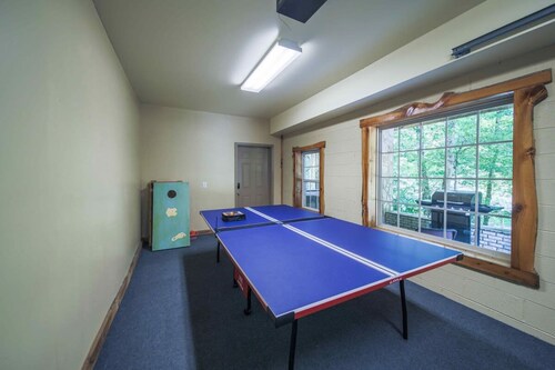 Sleeps 16 Hot Tub Sauna Dogs Welcome Ping Pong