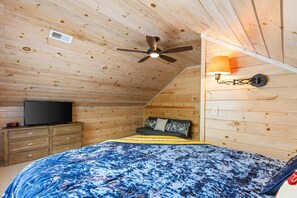 A room with a bed, a television, a dresser, and a ceiling fan. - 12 Min to Downtown Sleeps 12 Hot Tub Fire Pit (Blue Ridge)